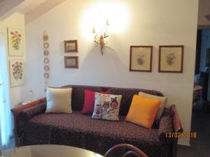 a living room with a couch with colorful pillows at Mansarda Lina in Casarza Ligure