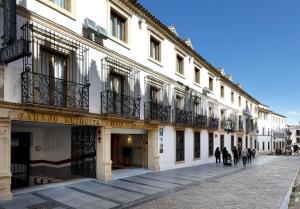 um grupo de pessoas andando por uma rua em Eurostars Conquistador em Córdoba