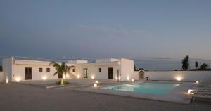 The swimming pool at or close to Villa Lupia