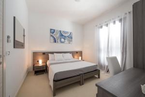 A bed or beds in a room at Villa Lupia