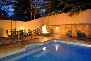 Majoituspaikassa The Christie Lodge – All Suite Property Vail Valley/Beaver Creek tai sen lähellä sijaitseva uima-allas