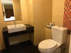 La salle de bains est pourvue de toilettes blanches et d'un lavabo. dans l'établissement Naithon Beach Residence, à Nai Thon Beach