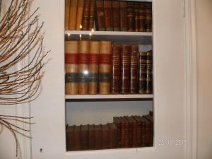 PollutriにあるB&B Palazzo D'Agostinoのたくさんの本が並ぶ内閣
