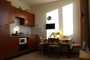 een keuken met een kleine tafel en een raam bij Oasi del piacere in Pisa