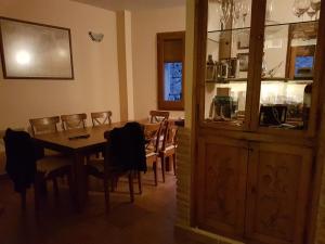une salle à manger avec une table et des chaises en bois dans l'établissement Ca la Monica, à Torre de Fontaubella 12 autres photos
