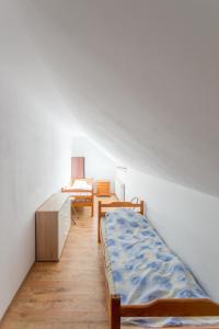 1 dormitorio con 2 camas y vestidor en el ático en Gospodarstwo Agroturystyczne AGRO-WOLICE en Wolice
