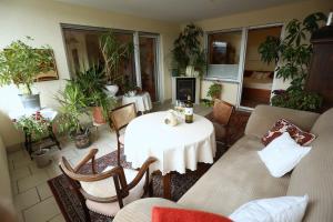 ein Zimmer mit Tisch, Stühlen und Pflanzen in der Unterkunft Hotel Waldblick in Treffurt