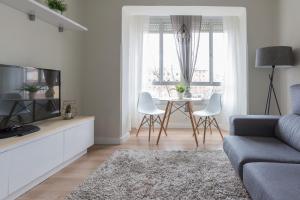 een woonkamer met een tafel en een bank bij Apartamento Avenida de Colón con Aire Acondicionado in Logroño