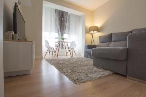 A seating area at Apartamento Avenida de Colón con Aire Acondicionado Még 7 kép