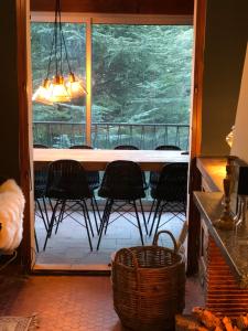 ソレードにあるVilla Vallee Heureuseのテーブルと椅子、窓が備わる客室です。