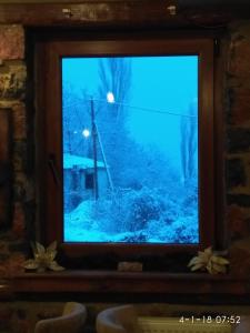 a window with a view of a snow covered yard at Rachati Kaimaktsalan in Palaios Agios Athanasios