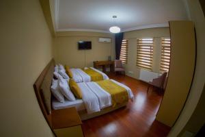 Un pat sau paturi într-o cameră la Ramparts Hotel