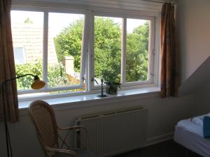 ミゼルファートにあるJan og Inges Bed & Breakfastの窓、椅子、ラジエーターが備わります。