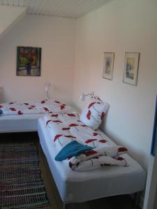 ミゼルファートにあるJan og Inges Bed & Breakfastのベッドルーム1室(ツインベッド2台付)