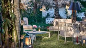 Um jardim em The Chili Beach Private Resort