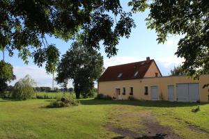 uma grande casa branca com um grande jardim de relva em Ferienhaus Loose 8 em Letschin