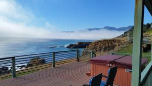 - une vue sur l'océan depuis la terrasse pourvue de chaises dans l'établissement Inn of the Lost Coast, à Shelter Cove