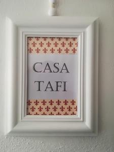 a white picture frame with a casa tart sign at Casa Tafi in Castelfiorentino