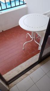 einem weißen Tisch auf einem roten Backsteinboden in der Unterkunft casa dos avós in Albufeira