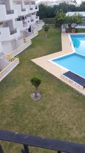 einem Luftblick auf ein Gebäude mit einem Pool in der Unterkunft casa dos avós in Albufeira