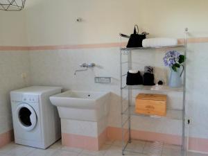 a bathroom with a washing machine and a washer at Alloggio OpenSpace da Irene in San Giovanni Lupatoto