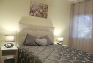 1 dormitorio con 1 cama con almohada y lámparas de corazón en Atlantico Flat Douro, en Oporto