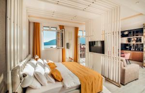 ein Schlafzimmer mit einem großen Bett und einem TV in der Unterkunft Apartments Master 5 in Herceg-Novi