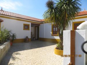 エスピーニョにあるCasa da Avó, campo praia a 2 kms do marのヤシの木が目の前にある家