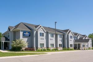 un edificio con un cartel en el costado en Microtel Inn & Suites by Wyndham Springfield, en Springfield