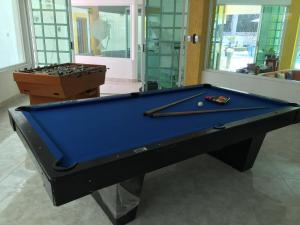 Una mesa de billar azul con una pelota. en Residencia Jacarandas en Cuernavaca