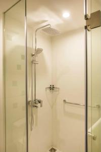 陽朔的住宿－白玉兰阳朔西街酒店，带淋浴的浴室和玻璃门