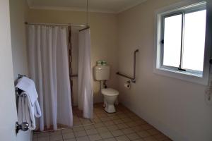 Kylpyhuone majoituspaikassa NRMA Stockton Beach Holiday Park