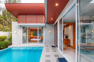 Der Swimmingpool an oder in der Nähe von Apsara Beachfront Resort & Villa - SHA Extra Plus
