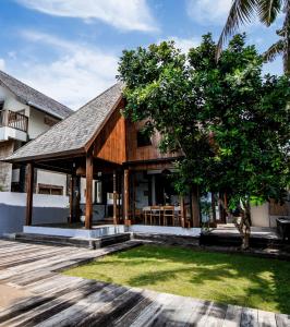a house with a pavilion with a grass yard at Asmara Villa in Nusa Lembongan