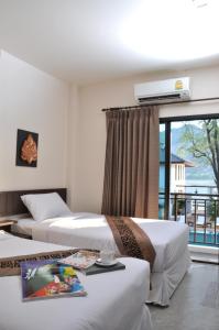 Łóżko lub łóżka w pokoju w obiekcie Monsane River Kwai Resort & Spa