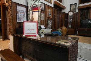 a counter with a box on top of it at RedDoorz near Brawijaya University in Malang