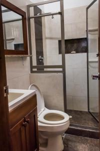 ein Bad mit einem WC, einem Waschbecken und einer Dusche in der Unterkunft Cabaña Coveñas in Coveñas