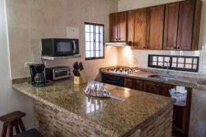 a kitchen with a counter and a sink and a microwave at Cabaña Coveñas in Coveñas