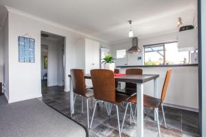 a kitchen and dining room with a table and chairs at Bircoo Cottage Beach and Golf Getaway in Bridport