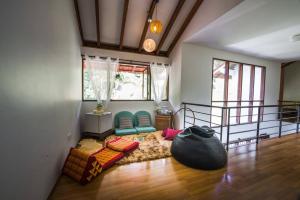 Ruang duduk di Rest Pause Rainforest Retreat