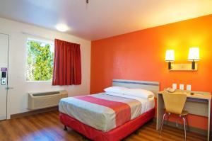 Postel nebo postele na pokoji v ubytování Motel 6-Twentynine Palms, CA