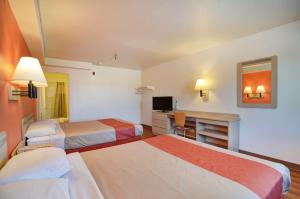 מיטה או מיטות בחדר ב-Motel 6-Twentynine Palms, CA