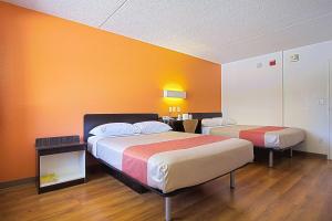 Motel 6-East Brunswick, NJ tesisinde bir odada yatak veya yataklar
