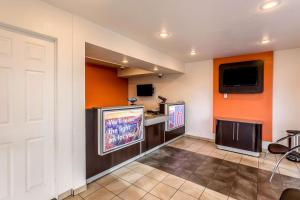 A television and/or entertainment centre at Motel 6-El Paso, TX - East