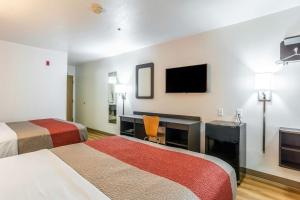 En eller flere senge i et værelse på Motel 6-Barkeyville, PA