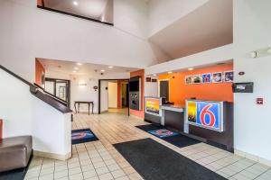 ハービーにあるMotel 6-Harvey, ILのテレビ2台を備えた待合室のあるロビー