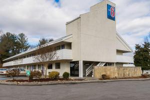 a building with a sign on the side of it at Motel 6-Knoxville, TN - North in Knoxville