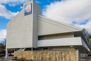 un edificio con un cartel en el costado en Motel 6-Knoxville, TN - North, en Knoxville