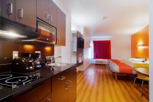 Kuchyň nebo kuchyňský kout v ubytování Motel 6-Midland, TX