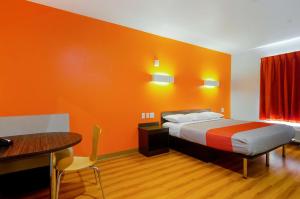 Postel nebo postele na pokoji v ubytování Motel 6-Midland, TX